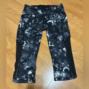 Lululemon Black White Abstract Floral Mesh Crop Leggings Size 6